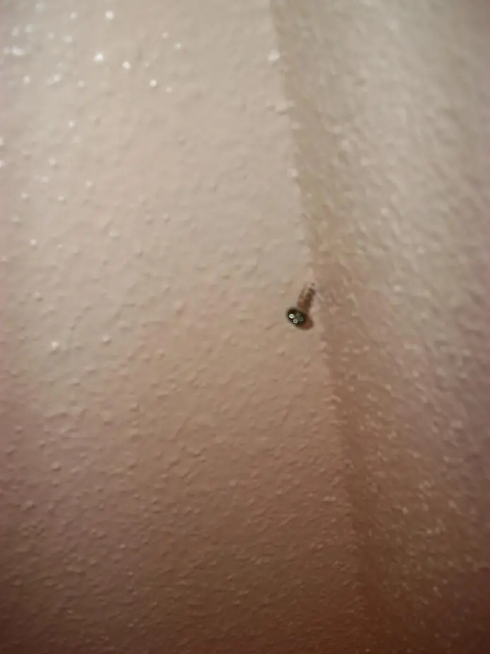 Closer_Angle_Screw_in_corner