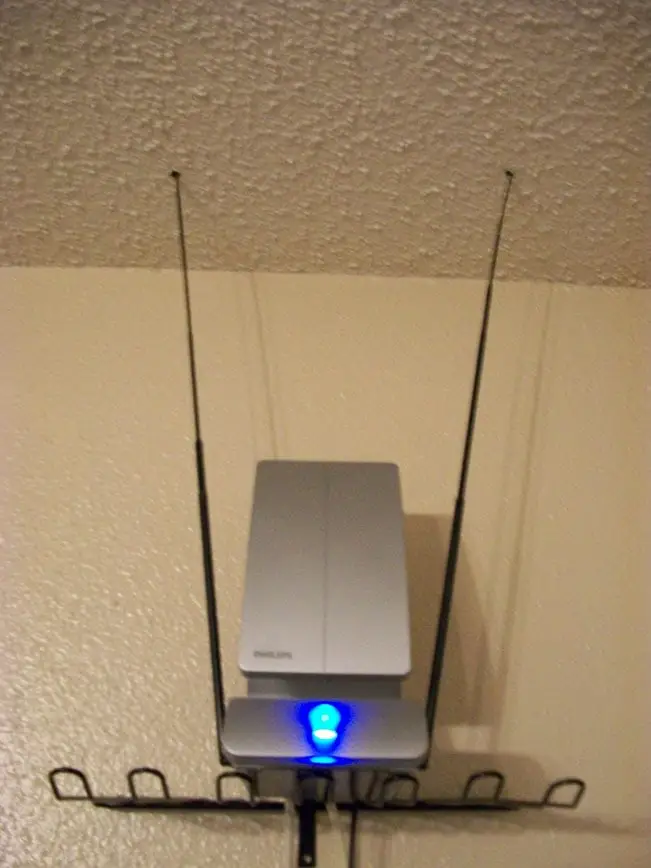 Antenna dipoles pierced through ceiling for home wiring bounce